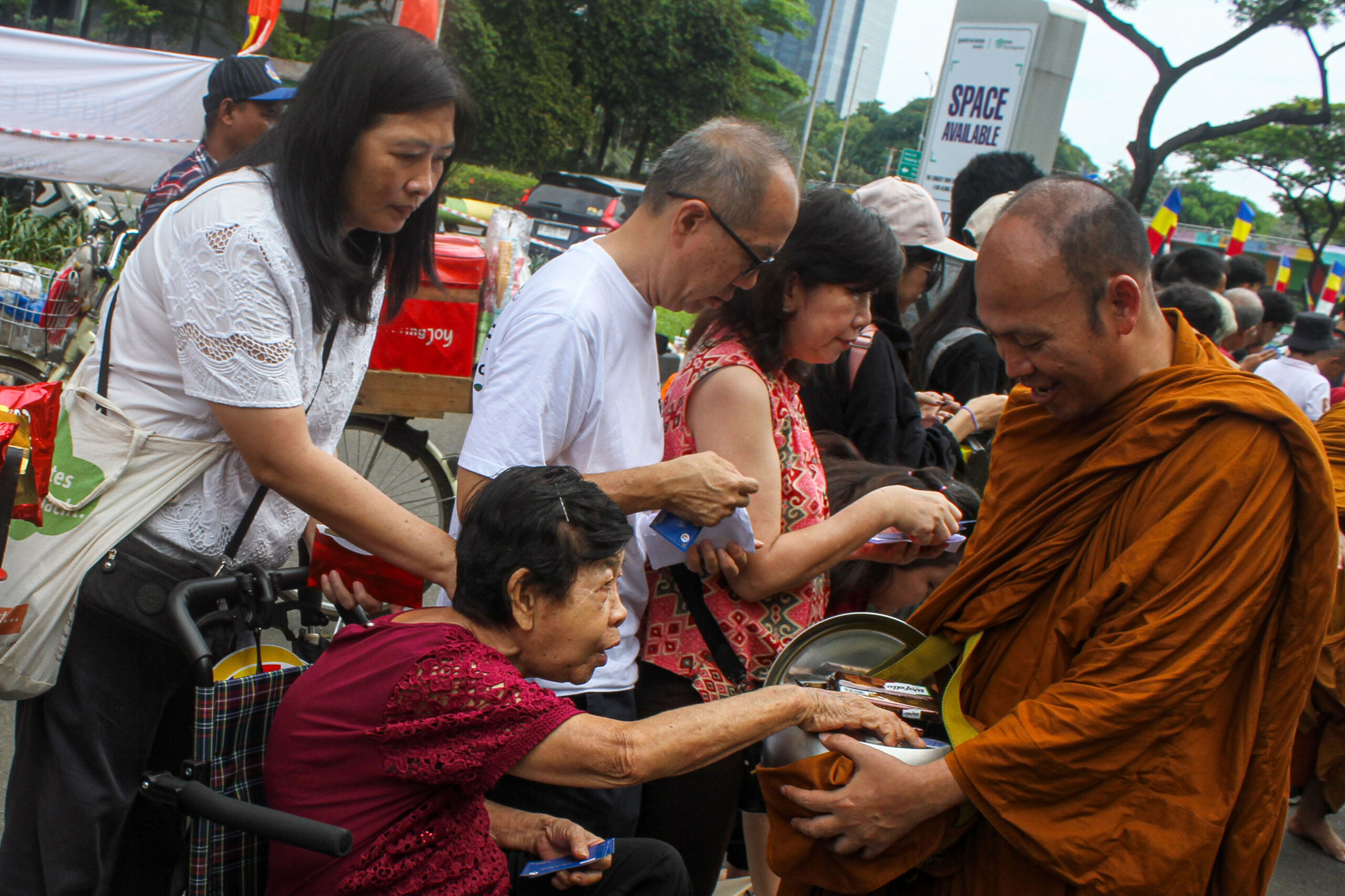 Ritual-pindapata-umat-Buddha-di-Jakarta-1